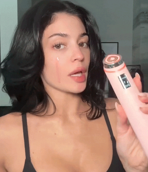 Kylie-Jenner-2-(1) (1).gif